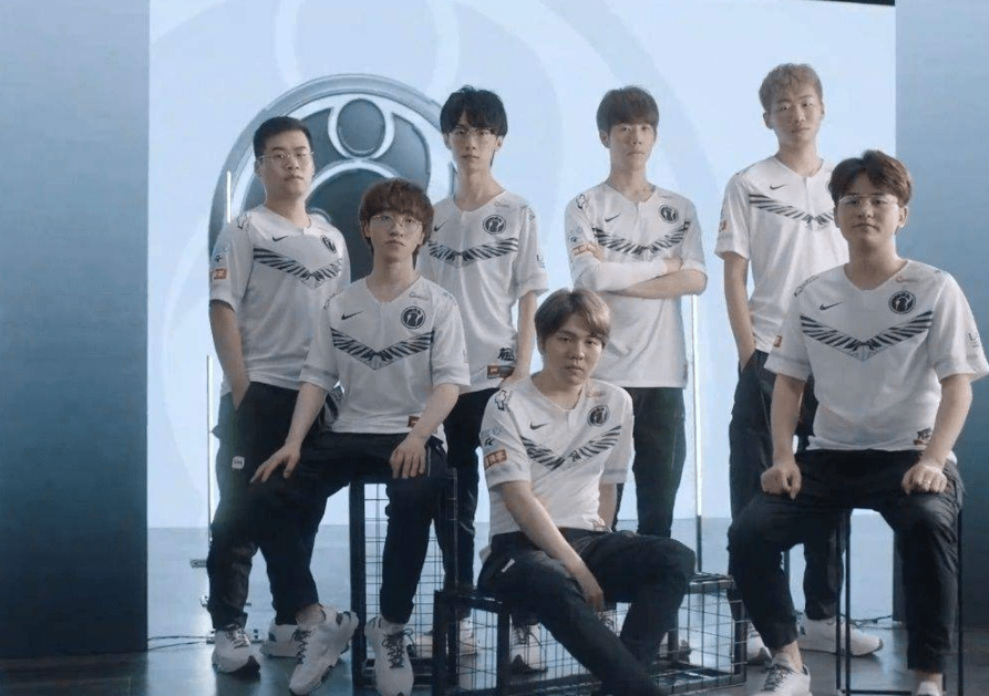 字母哥首秀15分钟狂轰25+10+3+2+2！全能表现惊艳球迷